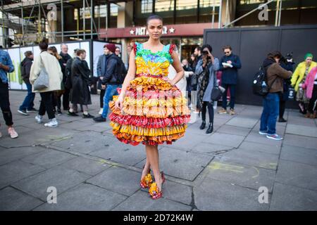 Fashionistas außerhalb des BFC Showspace on the Strand, am ersten Tag der London Fashion Week. Bilddatum: Freitag, 16. februar 2018. Bildnachweis sollte lauten: Matt Crossick/ EMPICS Entertainment. Stockfoto