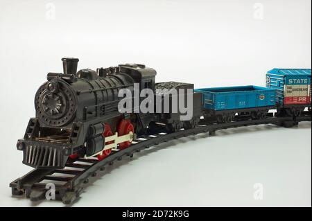 23 Dez 2012 Modell der Dampflokomotive Vintage im schwarzen Maßstab Toy Train und Bogie auf weißem Hintergrund Lokgram Kalyan Maharashtra Indien Stockfoto