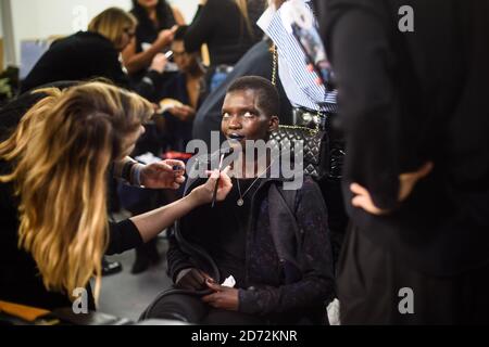 Models bereiten sich backstage auf die Gareth Pugh London Fashion Week vor, die im Ambike P3 in London stattfindet. Bilddatum: Samstag, 17. Februar 2018. Bildnachweis sollte lauten: Matt Crossick/ EMPICS Entertainment. Stockfoto