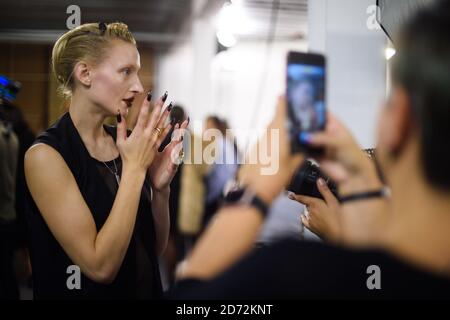 Models bereiten sich backstage auf die Gareth Pugh London Fashion Week vor, die im Ambike P3 in London stattfindet. Bilddatum: Samstag, 17. Februar 2018. Bildnachweis sollte lauten: Matt Crossick/ EMPICS Entertainment. Stockfoto