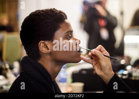 Models bereiten sich backstage auf die Gareth Pugh London Fashion Week vor, die im Ambike P3 in London stattfindet. Bilddatum: Samstag, 17. Februar 2018. Bildnachweis sollte lauten: Matt Crossick/ EMPICS Entertainment. Stockfoto