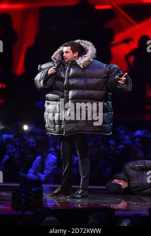 NUR FÜR REDAKTIONELLE ZWECKE. Jack Whitehall auf der Bühne bei den Brit Awards in der O2 Arena, London. Stockfoto