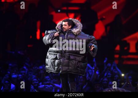 NUR FÜR REDAKTIONELLE ZWECKE. Jack Whitehall auf der Bühne bei den Brit Awards in der O2 Arena, London. Stockfoto