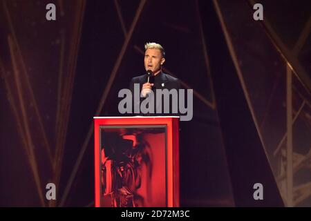 NUR FÜR REDAKTIONELLE ZWECKE. Gary Barlow auf der Bühne bei den Brit Awards in der O2 Arena, London. Stockfoto