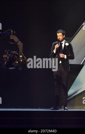 NUR FÜR REDAKTIONELLE ZWECKE. Jack Whitehall auf der Bühne bei den Brit Awards in der O2 Arena, London. Stockfoto