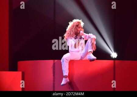 NUR FÜR REDAKTIONELLE ZWECKE. Rita Ora tritt bei den Brit Awards in der O2 Arena in London auf. Stockfoto