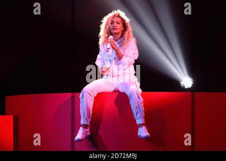 NUR FÜR REDAKTIONELLE ZWECKE. Rita Ora spielt auf der Bühne bei den Brit Awards in der O2 Arena, London. Stockfoto