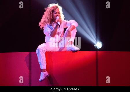 NUR FÜR REDAKTIONELLE ZWECKE. Rita Ora spielt auf der Bühne bei den Brit Awards in der O2 Arena, London. Stockfoto