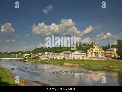 Tweretskaja Ufer des Flusses Twerza in Torschok. Tver-Region. Russland Stockfoto