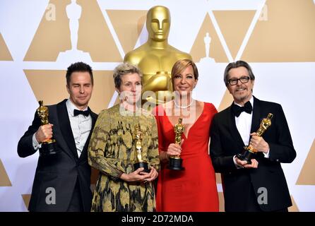 Sam Rockwell (Bester Nebendarsteller), Frances McDormand (Beste Schauspielerin), Allison Janney (Beste Nebendarsteller) und Gary Oldman (Bester Darsteller) im Presseraum bei den 90. Academy Awards im Dolby Theater in Hollywood, Los Angeles, USA. Â Bildnachweis sollte lauten: Matt Crossick/EMPICS Entertainment Stockfoto