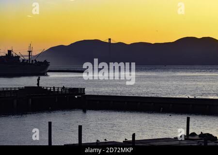 Die Silhoutte der San Francisco Bay mit einem goldenen Sonnenuntergang.