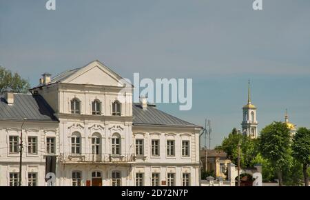 Verwaltung des Stadtbezirks Torschok am 9. Januar Platz und Kirche des Propheten Elia in Torschok. Tver-Region. Russland Stockfoto