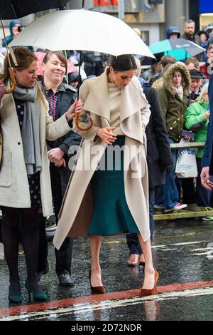 Meghan Markle bei einem Spaziergang nach dem Besuch des Crown Pub im Stadtzentrum von Belfast, Nordirland. Bilddatum: Freitag, 23. März 2018. Bildnachweis sollte lauten: Matt Crossick/ EMPICS Entertainment. Stockfoto