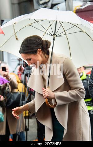 Meghan Markle bei einem Spaziergang nach dem Besuch des Crown Pub im Stadtzentrum von Belfast, Nordirland. Bilddatum: Freitag, 23. März 2018. Bildnachweis sollte lauten: Matt Crossick/ EMPICS Entertainment. Stockfoto