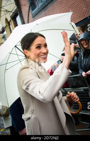 Meghan Markle während eines Spaziergandes, nachdem er den Crown Pub im Stadtzentrum von Belfast, Nordirland, zitiert hat. Bilddatum: Freitag, 23. März 2018. Bildnachweis sollte lauten: Matt Crossick/ EMPICS Entertainment. Stockfoto