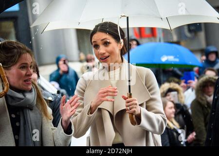 Meghan Markle während eines Spaziergandes, nachdem er den Crown Pub im Stadtzentrum von Belfast, Nordirland, zitiert hat. Bilddatum: Freitag, 23. März 2018. Bildnachweis sollte lauten: Matt Crossick/ EMPICS Entertainment. Stockfoto