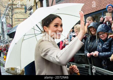 Meghan Markle bei einem Spaziergang nach dem Besuch des Crown Pub im Stadtzentrum von Belfast, Nordirland. Bilddatum: Freitag, 23. März 2018. Bildnachweis sollte lauten: Matt Crossick/ EMPICS Entertainment. Stockfoto