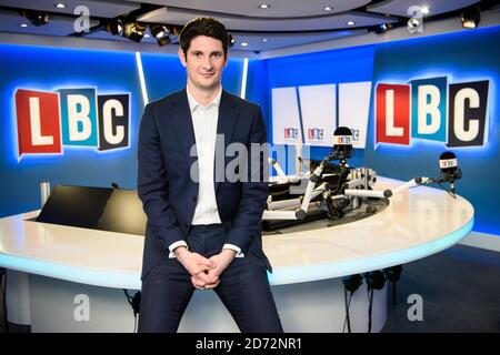 Tom Swarbrick in den LBC-Studios in London, als er als neuer Gastgeber des Wochenend-Frühstücks angekündigt wird, jeden Samstag und Sonntag (7:00 bis 10:00 Uhr), ab 7. April. Vor seiner Rolle als Number 10Õs Head of Broadcast, Swarbrick verbrachte mehr als vier Jahre bei LBC als Chefkorrespondent und Wochenende Nachmittag Moderator. Bildnachweis sollte lauten: Matt Crossick/ EMPICS Entertainment. Stockfoto