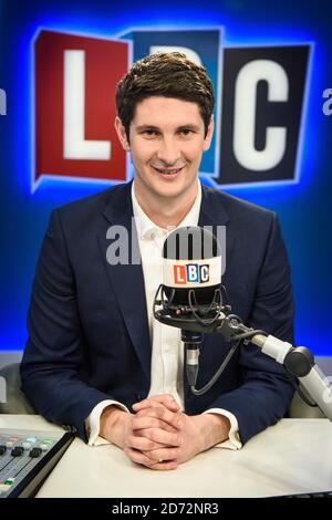 Tom Swarbrick in den LBC-Studios in London, als er als neuer Gastgeber des Wochenend-Frühstücks angekündigt wird, jeden Samstag und Sonntag (7:00 bis 10:00 Uhr), ab 7. April. Vor seiner Rolle als Number 10Õs Head of Broadcast, Swarbrick verbrachte mehr als vier Jahre bei LBC als Chefkorrespondent und Wochenende Nachmittag Moderator. Bildnachweis sollte lauten: Matt Crossick/ EMPICS Entertainment. Stockfoto