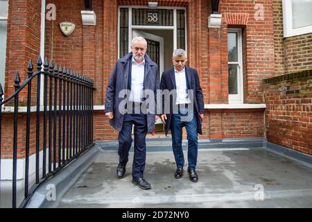 Labour-Chef Jeremy Corbyn und der Bürgermeister von London Sadiq Khan in Elm Park Gardens, Chelsea, als sie vor den Kommunalwahlen an einer Canvasing-Sitzung mit lokalen Labour-Kandidaten teilnehmen. Bilddatum: Montag, 9. April 2018. Bildnachweis sollte lauten: Matt Crossick/ EMPICS Entertainment. Stockfoto