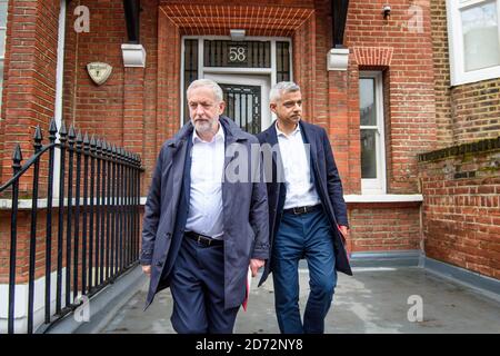 Labour-Chef Jeremy Corbyn und der Bürgermeister von London Sadiq Khan in Elm Park Gardens, Chelsea, als sie vor den Kommunalwahlen an einer Canvasing-Sitzung mit lokalen Labour-Kandidaten teilnehmen. Bilddatum: Montag, 9. April 2018. Bildnachweis sollte lauten: Matt Crossick/ EMPICS Entertainment. Stockfoto