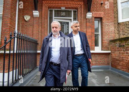 Labour-Chef Jeremy Corbyn und der Bürgermeister von London Sadiq Khan in Elm Park Gardens, Chelsea, als sie vor den Kommunalwahlen an einer Canvasing-Sitzung mit lokalen Labour-Kandidaten teilnehmen. Bilddatum: Montag, 9. April 2018. Bildnachweis sollte lauten: Matt Crossick/ EMPICS Entertainment. Stockfoto