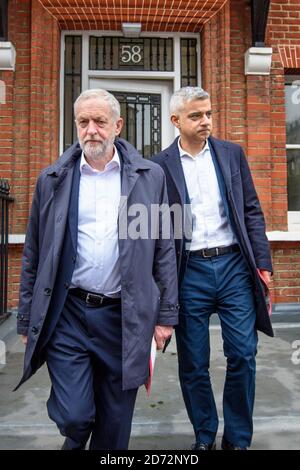 Labour-Chef Jeremy Corbyn und der Bürgermeister von London Sadiq Khan in Elm Park Gardens, Chelsea, als sie vor den Kommunalwahlen an einer Canvasing-Sitzung mit lokalen Labour-Kandidaten teilnehmen. Bilddatum: Montag, 9. April 2018. Bildnachweis sollte lauten: Matt Crossick/ EMPICS Entertainment. Stockfoto