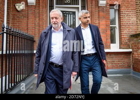 Labour-Chef Jeremy Corbyn und der Bürgermeister von London Sadiq Khan in Elm Park Gardens, Chelsea, als sie vor den Kommunalwahlen an einer Canvasing-Sitzung mit lokalen Labour-Kandidaten teilnehmen. Bilddatum: Montag, 9. April 2018. Bildnachweis sollte lauten: Matt Crossick/ EMPICS Entertainment. Stockfoto