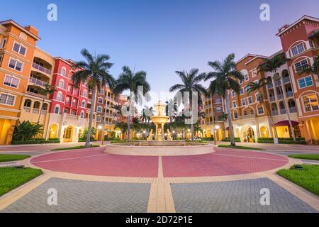 Naples, Florida, USA Stadt Skyline und City Plaza in der Dämmerung. Stockfoto