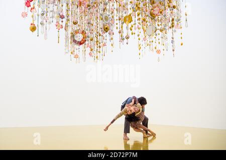 Tänzer der Marcia Milhazes Dance Company führen bei der Eröffnung der neuen Einzelausstellung der Künstlerin Beatriz Milhazes in der White Cube Bermondsey Gallery in London ein neues Werk 'guarde - me' auf. Die Ausstellung "Rio Azul" läuft vom 18. April bis 1. Juli. Bilddatum: Dienstag, 17. April 2018. Bildnachweis sollte lauten: Matt Crossick/ EMPICS Entertainment. Stockfoto