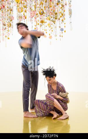 Tänzer der Marcia Milhazes Dance Company führen bei der Eröffnung der neuen Einzelausstellung der Künstlerin Beatriz Milhazes in der White Cube Bermondsey Gallery in London ein neues Werk 'guarde - me' auf. Die Ausstellung "Rio Azul" läuft vom 18. April bis 1. Juli. Bilddatum: Dienstag, 17. April 2018. Bildnachweis sollte lauten: Matt Crossick/ EMPICS Entertainment. Stockfoto
