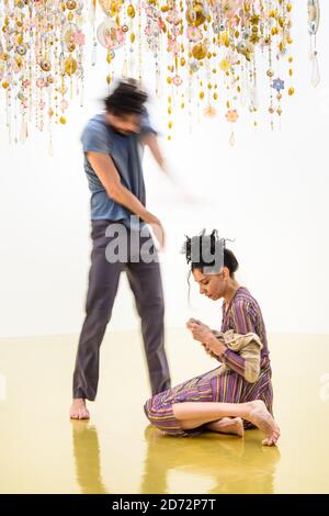Tänzer der Marcia Milhazes Dance Company führen bei der Eröffnung der neuen Einzelausstellung der Künstlerin Beatriz Milhazes in der White Cube Bermondsey Gallery in London ein neues Werk 'guarde - me' auf. Die Ausstellung "Rio Azul" läuft vom 18. April bis 1. Juli. Bilddatum: Dienstag, 17. April 2018. Bildnachweis sollte lauten: Matt Crossick/ EMPICS Entertainment. Stockfoto