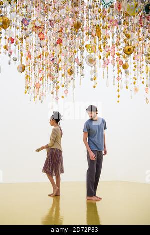 Tänzer der Marcia Milhazes Dance Company führen bei der Eröffnung der neuen Einzelausstellung der Künstlerin Beatriz Milhazes in der White Cube Bermondsey Gallery in London ein neues Werk 'guarde - me' auf. Die Ausstellung "Rio Azul" läuft vom 18. April bis 1. Juli. Bilddatum: Dienstag, 17. April 2018. Bildnachweis sollte lauten: Matt Crossick/ EMPICS Entertainment. Stockfoto