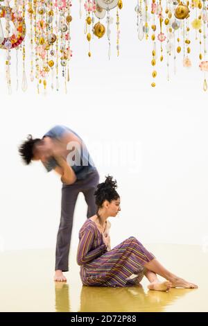 Tänzer der Marcia Milhazes Dance Company führen bei der Eröffnung der neuen Einzelausstellung der Künstlerin Beatriz Milhazes in der White Cube Bermondsey Gallery in London ein neues Werk 'guarde - me' auf. Die Ausstellung "Rio Azul" läuft vom 18. April bis 1. Juli. Bilddatum: Dienstag, 17. April 2018. Bildnachweis sollte lauten: Matt Crossick/ EMPICS Entertainment. Stockfoto