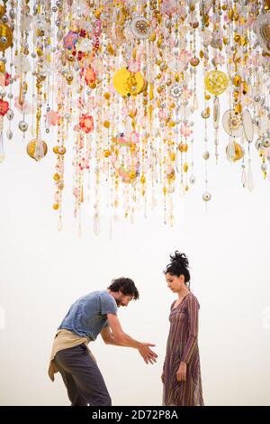 Tänzer der Marcia Milhazes Dance Company führen bei der Eröffnung der neuen Einzelausstellung der Künstlerin Beatriz Milhazes in der White Cube Bermondsey Gallery in London ein neues Werk 'guarde - me' auf. Die Ausstellung "Rio Azul" läuft vom 18. April bis 1. Juli. Bilddatum: Dienstag, 17. April 2018. Bildnachweis sollte lauten: Matt Crossick/ EMPICS Entertainment. Stockfoto