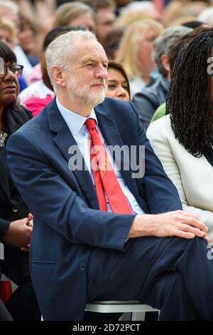 Labour-Führer Jeremy Corbyn bei der Enthüllung der Statue des Frauenrechtführers Millicent Fawcett auf dem Parliament Square in London. Die Statue, von der Künstlerin Gillian Wearing, ist die erste Statue einer Frau, die auf dem Platz steht, und markiert 100 Jahre, seit die ersten Frauen das Wahlrecht gewonnen haben. Bilddatum: Dienstag, 24. April 2018. Bildnachweis sollte lauten: Matt Crossick/ EMPICS Entertainment. Stockfoto