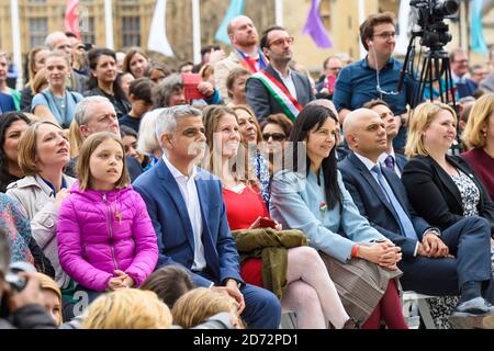 Der Bürgermeister von London Sadiq Khan mit der Aktivistin Caroline Criado Perez und der Künstlerin Gillian Wearing bei der Enthüllung der Statue des Frauenrechtlers Millicent Fawcett im Parliament Square in London. Die Statue, von der Künstlerin Gillian Wearing, ist die erste Statue einer Frau, die auf dem Platz steht, und markiert 100 Jahre, seit die ersten Frauen das Wahlrecht gewonnen haben. Bilddatum: Dienstag, 24. April 2018. Bildnachweis sollte lauten: Matt Crossick/ EMPICS Entertainment. Stockfoto