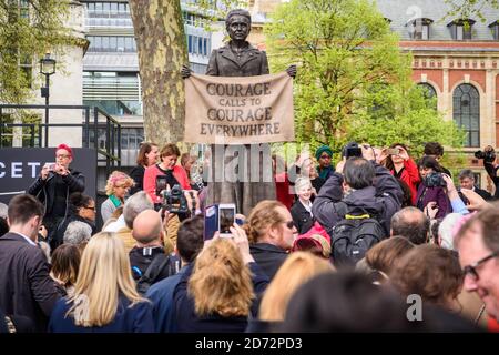 Menschenmassen bei der Enthüllung der Statue des Frauenrechtführers Millicent Fawcett auf dem Parliament Square in London. Die Statue, von der Künstlerin Gillian Wearing, ist die erste Statue einer Frau, die auf dem Platz steht, und markiert 100 Jahre, seit die ersten Frauen das Wahlrecht gewonnen haben. Bilddatum: Dienstag, 24. April 2018. Bildnachweis sollte lauten: Matt Crossick/ EMPICS Entertainment. Stockfoto