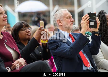 Der Gewerkschaftsführer Jeremy Corbyn und der Abgeordnete von Diane Abbott bei der Enthüllung der Statue des Frauenrechtführers Millicent Fawcett auf dem Parliament Square in London. Die Statue, von der Künstlerin Gillian Wearing, ist die erste Statue einer Frau, die auf dem Platz steht, und markiert 100 Jahre, seit die ersten Frauen das Wahlrecht gewonnen haben. Bilddatum: Dienstag, 24. April 2018. Bildnachweis sollte lauten: Matt Crossick/ EMPICS Entertainment. Stockfoto