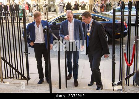 Prinz Harry und Prinz William kommen bei der Eröffnung des Greenhouse Sports Centre in Marylebone, London, an. Bilddatum: Donnerstag, 26. April 2018. Bildnachweis sollte lauten: Matt Crossick/ EMPICS Entertainment. Stockfoto