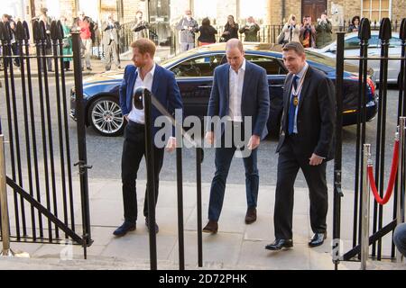 Prinz Harry und Prinz William kommen bei der Eröffnung des Greenhouse Sports Centre in Marylebone, London, an. Bilddatum: Donnerstag, 26. April 2018. Bildnachweis sollte lauten: Matt Crossick/ EMPICS Entertainment. Stockfoto