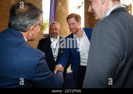 Prinz Harry und Prinz William kommen bei der Eröffnung des Greenhouse Sports Centre in Marylebone, London, an. Bilddatum: Donnerstag, 26. April 2018. Bildnachweis sollte lauten: Matt Crossick/ EMPICS Entertainment. Stockfoto