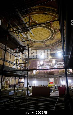 Gesamtansicht des Innenraums des Alexandra Palace Theatre im Norden Londons, als Arbeiter eine Â£18.8 Millionen Restaurierung des versteckten viktorianischen Gebäudes durchführen. Das 1885 erbaute Theater ist seit mehr als 80 Jahren geschlossen und soll nach dem Sommer wieder eröffnet werden. Im Dezember wird ein umfassendes Veranstaltungsprogramm angekündigt. Bilddatum: Freitag, 27. April 2018. Bildnachweis sollte lauten: Matt Crossick/ EMPICS Entertainment. Stockfoto