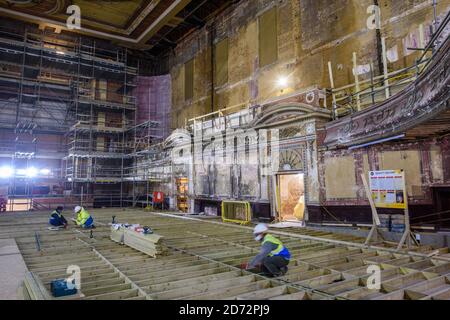 Gesamtansicht des Innenraums des Alexandra Palace Theatre im Norden Londons, als Arbeiter eine Â£18.8 Millionen Restaurierung des versteckten viktorianischen Gebäudes durchführen. Das 1885 erbaute Theater ist seit mehr als 80 Jahren geschlossen und soll nach dem Sommer wieder eröffnet werden. Im Dezember wird ein umfassendes Veranstaltungsprogramm angekündigt. Bilddatum: Freitag, 27. April 2018. Bildnachweis sollte lauten: Matt Crossick/ EMPICS Entertainment. Stockfoto