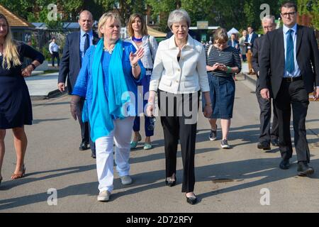 Premierministerin Theresa May, Ehemann Philip und RHS-Direktorin Sue Biggs bei der Chelsea Flower Show in London. Bilddatum: Montag, 21. Mai 2018. Bildnachweis sollte lauten: Matt Crossick/ EMPICS Entertainment. Stockfoto