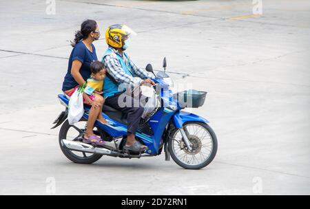 SAMUT PRAKAN, THAILAND, JULI 25 2020, EIN Taxi-Motorrad befördert Passagiere - Mutter mit Sohn, der auf die Straße guckend Stockfoto