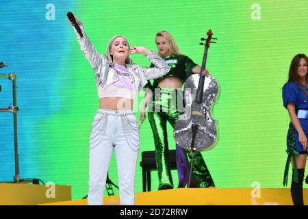 Anne-Marie und Grace Chatto von Clean Bandit während des Capital's Summertime Ball mit Vodafone im Wembley Stadium, London. ... Stockfoto