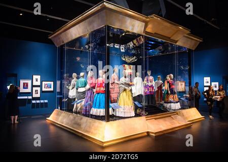 Besucher sehen sich die traditionellen mexikanischen Kleider an, die Frida Kahlo gehört, Teil der Ausstellung Frida Kahlo: Making her Self Up, in der V&A, London. Bilddatum: Mittwoch, 13. Juni 2018. Bildnachweis sollte lauten: Matt Crossick/ EMPICS Entertainment. Stockfoto