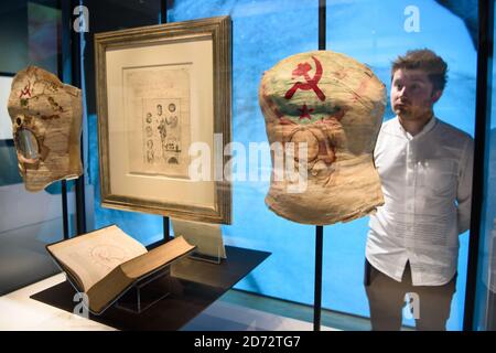 Die Besucher schauen sich medizinische Korsetts von Frida Kahlo an, die Teil der Ausstellung Frida Kahlo: Making her Self Up sind, in der V&A, London. Bilddatum: Mittwoch, 13. Juni 2018. Bildnachweis sollte lauten: Matt Crossick/ EMPICS Entertainment. Stockfoto