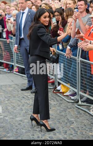 Meghan Markle, die Herzogin von Sussex, begrüßt die Gratulanten während eines Spazierganges im Trinity College, am zweiten Tag des königlichen Besuches in Dublin, Irland. Bilddatum: Mittwoch, 11. Juli 2018. Bildnachweis sollte lauten: Matt Crossick/ EMPICS Entertainment. Stockfoto